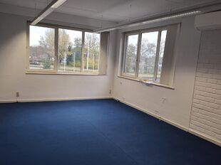 Gelegen langsheen de Ring van Lier, bieden wij een kantoorruimte te huur aan. Het pand geniet van een strategische locatie, met ontsluiting richting Antwerpen, Mechelen en de Kempen.
De eerste verdieping omvat ca. 360 m² kantoorruimte en is ingedeeld