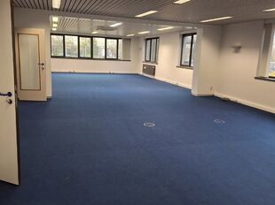 Gelegen langsheen de Ring van Lier, bieden wij een kantoorruimte te huur aan. Het pand geniet van een strategische locatie, met ontsluiting richting Antwerpen, Mechelen en de Kempen.
De eerste verdieping omvat ca. 360 m² kantoorruimte en is ingedeeld