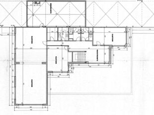 Gelegen langsheen de Ring van Lier, bieden wij een kantoorruimte te huur aan. Het pand geniet van een strategische locatie, met ontsluiting richting Antwerpen, Mechelen en de Kempen.
De eerste verdieping omvat ca. 360 m² kantoorruimte en is ingedeeld