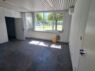 Gelegen langsheen de Ring van Lier, bieden wij een kantoorruimte te huur aan. Het pand geniet van een strategische locatie, met ontsluiting richting Antwerpen, Mechelen en de Kempen.
Deze kantoorruimte op de gelijkvloerse verdieping omvat ca. 120 m²