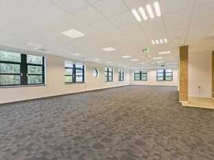 Deze gelijkvloerse kantoorruimte van ca. 191 m² is gelegen binnen het E19 Business Park te Mechelen en is onmiddellijk beschikbaar.
De ruimte biedt een verzorgde en functionele kantooromgeving met flexibele indelingsmogelijkheden. Dankzij de ligging op