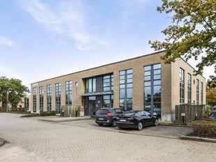 Deze kantoorruimte op de eerste verdieping van ca. 316 m² is gelegen binnen het E19 Business Park te Mechelen en is onmiddellijk beschikbaar.
De ruimte biedt een verzorgde en functionele kantooromgeving met flexibele indelingsmogelijkheden. Dankzij de