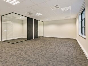 Deze kantoorruimte op de eerste verdieping van ca. 316 m² is gelegen binnen het E19 Business Park te Mechelen en is onmiddellijk beschikbaar.
De ruimte biedt een verzorgde en functionele kantooromgeving met flexibele indelingsmogelijkheden. Dankzij de