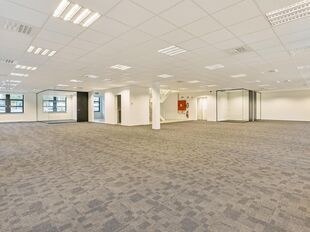 Deze kantoorruimte op de eerste verdieping van ca. 316 m² is gelegen binnen het E19 Business Park te Mechelen en is onmiddellijk beschikbaar.
De ruimte biedt een verzorgde en functionele kantooromgeving met flexibele indelingsmogelijkheden. Dankzij de