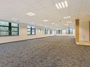Deze kantoorruimte op de eerste verdieping van ca. 316 m² is gelegen binnen het E19 Business Park te Mechelen en is onmiddellijk beschikbaar.
De ruimte biedt een verzorgde en functionele kantooromgeving met flexibele indelingsmogelijkheden. Dankzij de