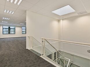 Deze gelijkvloerse kantoorruimte van ca. 355 m² is gelegen binnen het E19 Business Park te Mechelen en is onmiddellijk beschikbaar.
De ruimte biedt een verzorgde en functionele kantooromgeving met flexibele indelingsmogelijkheden. Dankzij de ligging op