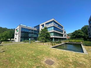 Deze moderne kantoren bevinden zich op een zichtlocatie langs de E19, met uitstekende bereikbaarheid vanuit zowel Antwerpen als Brussel.
De gebouwen voldoen aan de huidige eisen van de moderne kantoorgebruiker en worden afgewerkt met kwalitatieve material