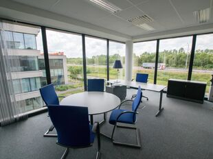 Deze moderne kantoren bevinden zich op een zichtlocatie langs de E19, met uitstekende bereikbaarheid vanuit zowel Antwerpen als Brussel.
De gebouwen voldoen aan de huidige eisen van de moderne kantoorgebruiker en worden afgewerkt met kwalitatieve material