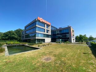 Deze moderne kantoren bevinden zich op een zichtlocatie langs de E19, met uitstekende bereikbaarheid vanuit zowel Antwerpen als Brussel.
De gebouwen voldoen aan de huidige eisen van de moderne kantoorgebruiker en worden afgewerkt met kwalitatieve material