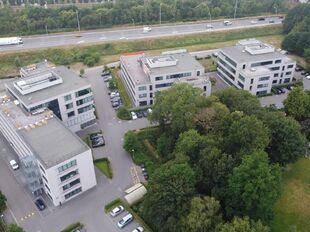 Deze moderne kantoren bevinden zich op een zichtlocatie langs de E19, met uitstekende bereikbaarheid vanuit zowel Antwerpen als Brussel.
De gebouwen voldoen aan de huidige eisen van de moderne kantoorgebruiker en worden afgewerkt met kwalitatieve material