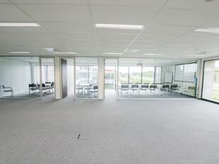 Deze moderne kantoren bevinden zich op een zichtlocatie langs de E19, met uitstekende bereikbaarheid vanuit zowel Antwerpen als Brussel.
De gebouwen voldoen aan de huidige eisen van de moderne kantoorgebruiker en worden afgewerkt met kwalitatieve material