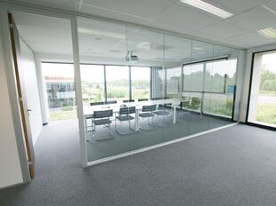 Deze moderne kantoren bevinden zich op een zichtlocatie langs de E19, met uitstekende bereikbaarheid vanuit zowel Antwerpen als Brussel.
De gebouwen voldoen aan de huidige eisen van de moderne kantoorgebruiker en worden afgewerkt met kwalitatieve material