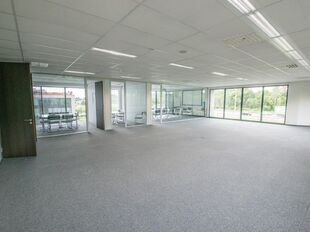 Deze moderne kantoren bevinden zich op een zichtlocatie langs de E19, met uitstekende bereikbaarheid vanuit zowel Antwerpen als Brussel.
De gebouwen voldoen aan de huidige eisen van de moderne kantoorgebruiker en worden afgewerkt met kwalitatieve material