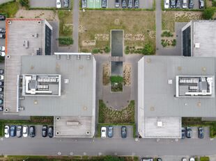 Deze moderne kantoren bevinden zich op een zichtlocatie langs de E19, met uitstekende bereikbaarheid vanuit zowel Antwerpen als Brussel.
De gebouwen voldoen aan de huidige eisen van de moderne kantoorgebruiker en worden afgewerkt met kwalitatieve material