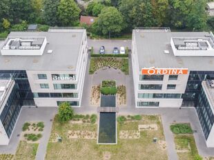 Deze moderne kantoren bevinden zich op een zichtlocatie langs de E19, met uitstekende bereikbaarheid vanuit zowel Antwerpen als Brussel.
De gebouwen voldoen aan de huidige eisen van de moderne kantoorgebruiker en worden afgewerkt met kwalitatieve material