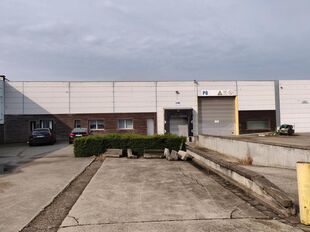 Binnen deze strategisch gelegen logistieke site in Industriepark-West te Sint-Niklaas is een kantoorruimte van ca. 100 m&sup2; beschikbaar. De locatie bevindt zich op slechts 2 km van op- en afrit 15 van de E17, waardoor Antwerpen, Gent en omliggende regio&rsquo;