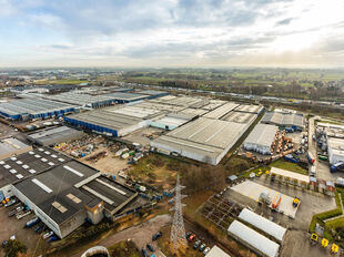 Binnen deze strategisch gelegen logistieke site in Industriepark-West te Sint-Niklaas is een kantoorruimte van ca. 527 m&sup2; beschikbaar. De locatie bevindt zich op slechts 2 km van op- en afrit 15 van de E17, waardoor Antwerpen, Gent en omliggende regio&rsquo;