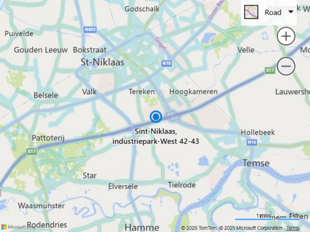 Binnen deze strategisch gelegen logistieke site in Industriepark-West te Sint-Niklaas is een kantoorruimte van ca. 527 m&sup2; beschikbaar. De locatie bevindt zich op slechts 2 km van op- en afrit 15 van de E17, waardoor Antwerpen, Gent en omliggende regio&rsquo;
