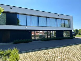 In het nieuwbouw bedrijvenpark, langsheen de Abtsdreef, bieden wij dit prachtig ingerichte kantoor te huur aan. Dit kantoor geniet een uitstekende ligging te Stabroek nabij de Haven van Antwerpen. 

Het kantoor heeft een oppervlakte van ca. 100 m&sup2; en is 