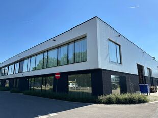 In het nieuwbouw bedrijvenpark, langsheen de Abtsdreef, bieden wij dit prachtig ingerichte kantoor te huur aan. Dit kantoor geniet een uitstekende ligging te Stabroek nabij de Haven van Antwerpen. 

Het kantoor heeft een oppervlakte van ca. 100 m&sup2; en is 