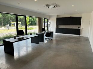 In het nieuwbouw bedrijvenpark, langsheen de Abtsdreef, bieden wij dit prachtig ingerichte kantoor te huur aan. Dit kantoor geniet een uitstekende ligging te Stabroek nabij de Haven van Antwerpen. 

Het kantoor heeft een oppervlakte van ca. 100 m&sup2; en is 