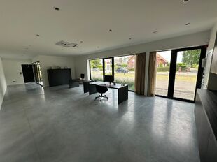 In het nieuwbouw bedrijvenpark, langsheen de Abtsdreef, bieden wij dit prachtig ingerichte kantoor te huur aan. Dit kantoor geniet een uitstekende ligging te Stabroek nabij de Haven van Antwerpen. 

Het kantoor heeft een oppervlakte van ca. 100 m&sup2; en is 