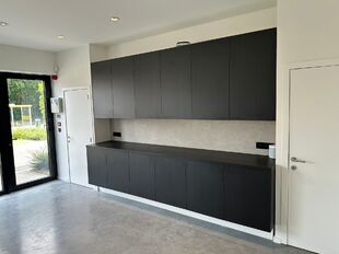 In het nieuwbouw bedrijvenpark, langsheen de Abtsdreef, bieden wij dit prachtig ingerichte kantoor te huur aan. Dit kantoor geniet een uitstekende ligging te Stabroek nabij de Haven van Antwerpen. 

Het kantoor heeft een oppervlakte van ca. 100 m&sup2; en is 