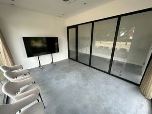 In het nieuwbouw bedrijvenpark, langsheen de Abtsdreef, bieden wij dit prachtig ingerichte kantoor te huur aan. Dit kantoor geniet een uitstekende ligging te Stabroek nabij de Haven van Antwerpen. 

Het kantoor heeft een oppervlakte van ca. 100 m&sup2; en is 