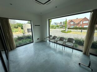 In het nieuwbouw bedrijvenpark, langsheen de Abtsdreef, bieden wij dit prachtig ingerichte kantoor te huur aan. Dit kantoor geniet een uitstekende ligging te Stabroek nabij de Haven van Antwerpen. 

Het kantoor heeft een oppervlakte van ca. 100 m&sup2; en is 