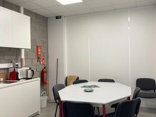 Het betreft de verhuur van een kantoorruimte van ca. 223 m&sup2;, gelegen te Wijnegem. 
Door zijn ligging geniet de ruimte van een uitstekende bereikbaarheid via zowel de E313 als de E19. 

De kantoren, gelegen op de eerste verdieping, zijn uitgerust met alle