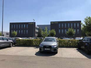 Deze kantorenruimte van ca. 1.200 m&sup2; is gelegen op de tweede verdieping van een verzorgd kantoorgebouw. De verdieping kan eventueel worden opgesplitst.
De op-en afritten tot de E313 (Antwerpen-Luik) bevinden zich op ca. 1,5 km van deze kantoren.

Parkeer