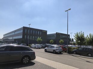 Deze kantorenruimte van ca. 1.200 m&sup2; is gelegen op de tweede verdieping van een verzorgd kantoorgebouw. De verdieping kan eventueel worden opgesplitst.
De op-en afritten tot de E313 (Antwerpen-Luik) bevinden zich op ca. 1,5 km van deze kantoren.

Parkeer