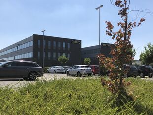 Deze kantorenruimte van ca. 1.200 m&sup2; is gelegen op de tweede verdieping van een verzorgd kantoorgebouw. De verdieping kan eventueel worden opgesplitst.
De op-en afritten tot de E313 (Antwerpen-Luik) bevinden zich op ca. 1,5 km van deze kantoren.

Parkeer