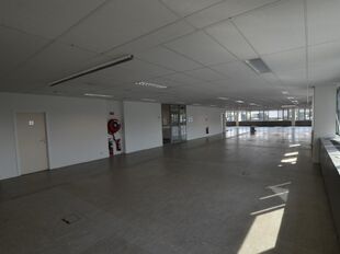 Deze kantorenruimte van ca. 1.200 m&sup2; is gelegen op de tweede verdieping van een verzorgd kantoorgebouw. De verdieping kan eventueel worden opgesplitst.
De op-en afritten tot de E313 (Antwerpen-Luik) bevinden zich op ca. 1,5 km van deze kantoren.

Parkeer