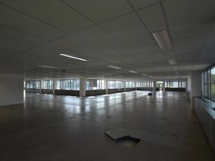 Deze kantoren zijn gelegen op een 2de verdieping van een verzorgd kantoorgebouw. De minimum oppervlakte die wij hier aanbieden bedraagt 750m&sup2;. De op-en afritten tot de E313 (Antwerpen-Luik) bevinden zich op ca. 1,5 km van deze kantoren.