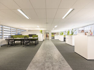 In het West Port Business Park in Zwijndrecht bieden wij een kantoorruimte van ca. 475 m&sup2; te huur aan.
De ligging langs de E34 zorgt voor een uitstekende bereikbaarheid.

De ruimte is modern en energiezuinig afgewerkt en beschikt over veel natuurlijke li