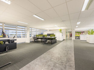 In het West Port Business Park in Zwijndrecht bieden wij een kantoorruimte van ca. 475 m&sup2; te huur aan.
De ligging langs de E34 zorgt voor een uitstekende bereikbaarheid.

De ruimte is modern en energiezuinig afgewerkt en beschikt over veel natuurlijke li