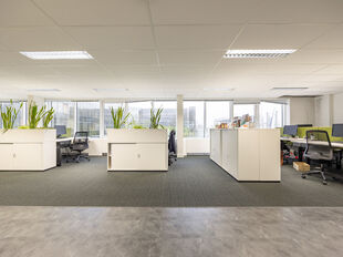 In het West Port Business Park in Zwijndrecht bieden wij een kantoorruimte van ca. 475 m&sup2; te huur aan.
De ligging langs de E34 zorgt voor een uitstekende bereikbaarheid.

De ruimte is modern en energiezuinig afgewerkt en beschikt over veel natuurlijke li