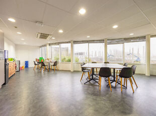 In het West Port Business Park in Zwijndrecht bieden wij een kantoorruimte van ca. 475 m&sup2; te huur aan.
De ligging langs de E34 zorgt voor een uitstekende bereikbaarheid.

De ruimte is modern en energiezuinig afgewerkt en beschikt over veel natuurlijke li