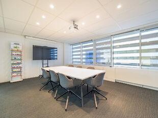 In het West Port Business Park in Zwijndrecht bieden wij een kantoorruimte van ca. 475 m&sup2; te huur aan.
De ligging langs de E34 zorgt voor een uitstekende bereikbaarheid.

De ruimte is modern en energiezuinig afgewerkt en beschikt over veel natuurlijke li