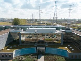 In het West Port Business Park in Zwijndrecht bieden wij een kantoorruimte van ca. 475 m&sup2; te huur aan.
De ligging langs de E34 zorgt voor een uitstekende bereikbaarheid.

De ruimte is modern en energiezuinig afgewerkt en beschikt over veel natuurlijke li