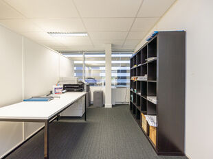 In het West Port Business Park in Zwijndrecht bieden wij een kantoorruimte van ca. 475 m&sup2; te huur aan.
De ligging langs de E34 zorgt voor een uitstekende bereikbaarheid.

De ruimte is modern en energiezuinig afgewerkt en beschikt over veel natuurlijke li