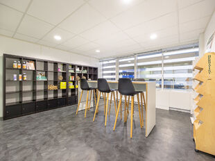 In het West Port Business Park in Zwijndrecht bieden wij een kantoorruimte van ca. 475 m&sup2; te huur aan.
De ligging langs de E34 zorgt voor een uitstekende bereikbaarheid.

De ruimte is modern en energiezuinig afgewerkt en beschikt over veel natuurlijke li