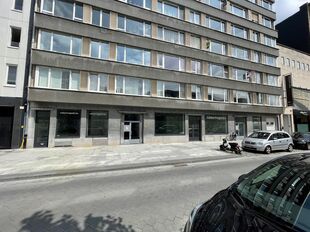 Gelijkvloers kantoor (ca. 601m&sup2;) met strategische ligging alsook 2 privatieve toegangen gelegen aan de Leien in het centrum van Antwerpen. 

Het geheel is afgewerkt met een gietvloer alsook verlichting en ventilatie. Achteraan het pand bevinden zich lich
