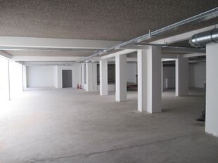 Gelijkvloers kantoor (ca. 601m&sup2;) met strategische ligging alsook 2 privatieve toegangen gelegen aan de Leien in het centrum van Antwerpen. 

Het geheel is afgewerkt met een gietvloer alsook verlichting en ventilatie. Achteraan het pand bevinden zich lich