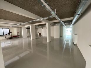 Gelijkvloers kantoor (ca. 601m&sup2;) met strategische ligging alsook 2 privatieve toegangen gelegen aan de Leien in het centrum van Antwerpen. 

Het geheel is afgewerkt met een gietvloer alsook verlichting en ventilatie. Achteraan het pand bevinden zich lich