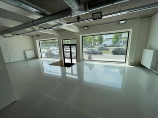 Gelijkvloers kantoor (ca. 601m&sup2;) met strategische ligging alsook 2 privatieve toegangen gelegen aan de Leien in het centrum van Antwerpen. 

Het geheel is afgewerkt met een gietvloer alsook verlichting en ventilatie. Achteraan het pand bevinden zich lich