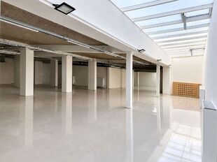 Gelijkvloers kantoor (ca. 601m²) met strategische ligging alsook 2 privatieve toegangen gelegen aan de Leien in het centrum van Antwerpen.
Het geheel is afgewerkt met een gietvloer alsook verlichting en ventilatie. Achteraan het pand bevinden zich lich