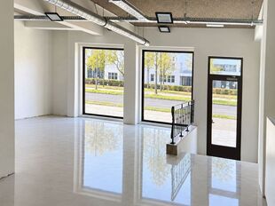 Gelijkvloers kantoor (ca. 601m²) met strategische ligging alsook 2 privatieve toegangen gelegen aan de Leien in het centrum van Antwerpen.
Het geheel is afgewerkt met een gietvloer alsook verlichting en ventilatie. Achteraan het pand bevinden zich lich
