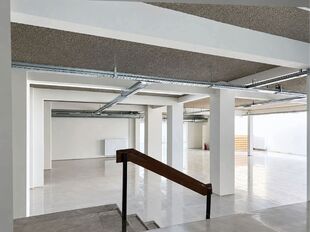 Gelijkvloers kantoor (ca. 601m²) met strategische ligging alsook 2 privatieve toegangen gelegen aan de Leien in het centrum van Antwerpen.
Het geheel is afgewerkt met een gietvloer alsook verlichting en ventilatie. Achteraan het pand bevinden zich lich